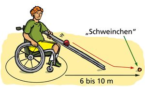 Ein Mann mit rotem kurzen Haar sitzt in eine Rollstuhl. Er hält eine lange Metall-Rinne in der Hand. Über die Rinne kann er seine rote Boule-Kugel in Richtung vom Schweinchen rollen lassen.
