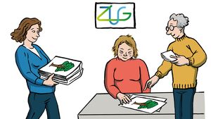 Die Frau im blauen Pullover trägt einen Stapel Blätter zu einem Tisch. Da sitzt eine Frau in einem roten Pullover und blickt auf ein Blatt. Neben ihr steht ein Mann und zeigt auf das Blatt. Auf allen Blättern ist ein Baum abgebildet.