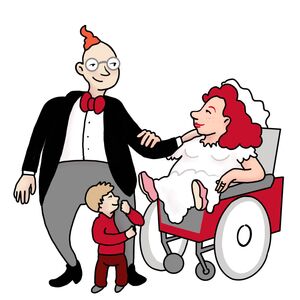 Ein Brautpaar sieht sich an und lächelt. Der Mann trägt Anzug und Fliege, die Frau ein Brautkleid. Sie sitzt im Rollstuhl und hat kurze Beine. Ein kleines Kind hält sich an einem Bein des Mannes fest.