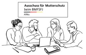 Vier Personen sitzen unter einem Schild des Ausschusses. Eine Frau mit dunklem, krausen Haar und Brille, ein Mann mit Bart, eine sprechende Frau und ein Mann im Anzug mit Schnurrbart. Vor ihnen auf einem Tisch sind Papiere und ein Laptop.