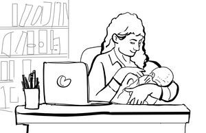 Eine Frau sitzt in einem Büro an einem Tisch auf dem ein Laptop steht. Sie hält ein Baby im Arm und stillt es. Sie lächelt.