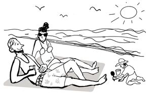 Ein junger Mann  und eine junge Frau liegen in Badekleidung auf einem Handtuch am Meer. Sie lächeln sich an. Vor ihnen spielt ein Kleinkind mit Eimer und Schaufel.