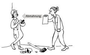 Ein junger Mann in Arbeitskleidung steht an eine Wand gelehnt. Er hält ein Telefon in der Hand und tippt darauf. Vor ihm liegen ein umgekippter Eimer und ein Besen. Eine wütende Frau mit einem Blatt Papier in der Hand geht auf den Arbeiter zu.